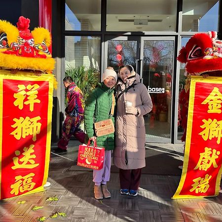 Base-Beijing Wangfujing Serviced Apartment- In Hutong &Bike Rental &Close To Forbidden City, Tian'Anmen Square &Subway Nearby &Free Coffee &Washing Machine,Kitchen &Restaurant Discount &English Speaking &High Speed Free Wifi Extérieur photo Chinese New Year celebrations at the shopping centre in 2018