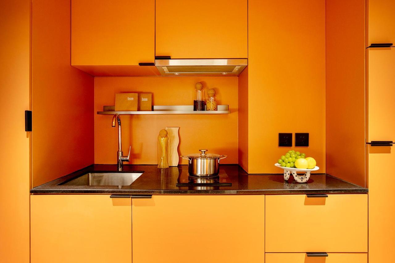 Base-Beijing Wangfujing Serviced Apartment- In Hutong &Bike Rental &Close To Forbidden City, Tian'Anmen Square &Subway Nearby &Free Coffee &Washing Machine,Kitchen &Restaurant Discount &English Speaking &High Speed Free Wifi Extérieur photo A typical kitchen