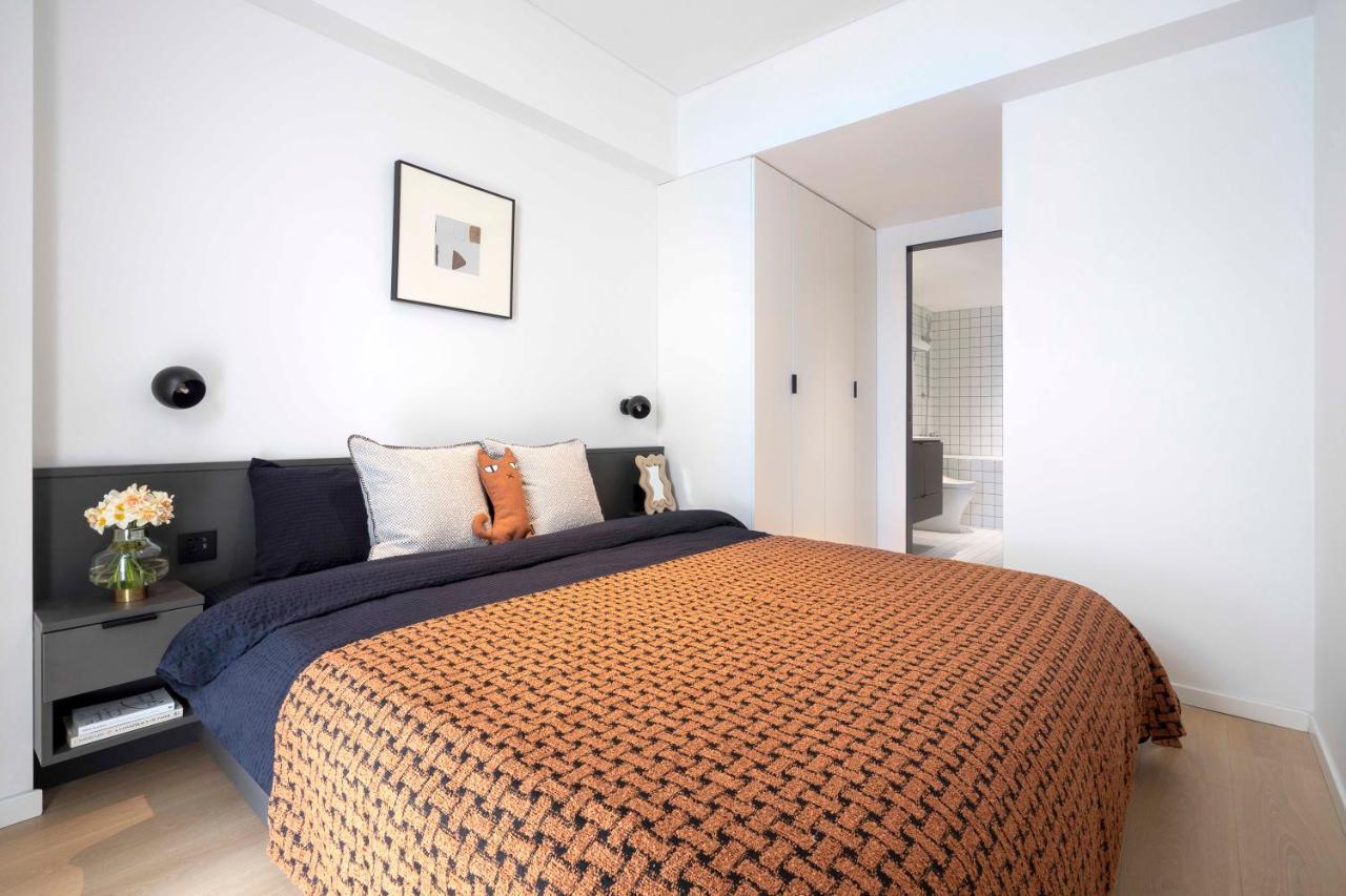 Base-Beijing Wangfujing Serviced Apartment- In Hutong &Bike Rental &Close To Forbidden City, Tian'Anmen Square &Subway Nearby &Free Coffee &Washing Machine,Kitchen &Restaurant Discount &English Speaking &High Speed Free Wifi Extérieur photo A bedroom