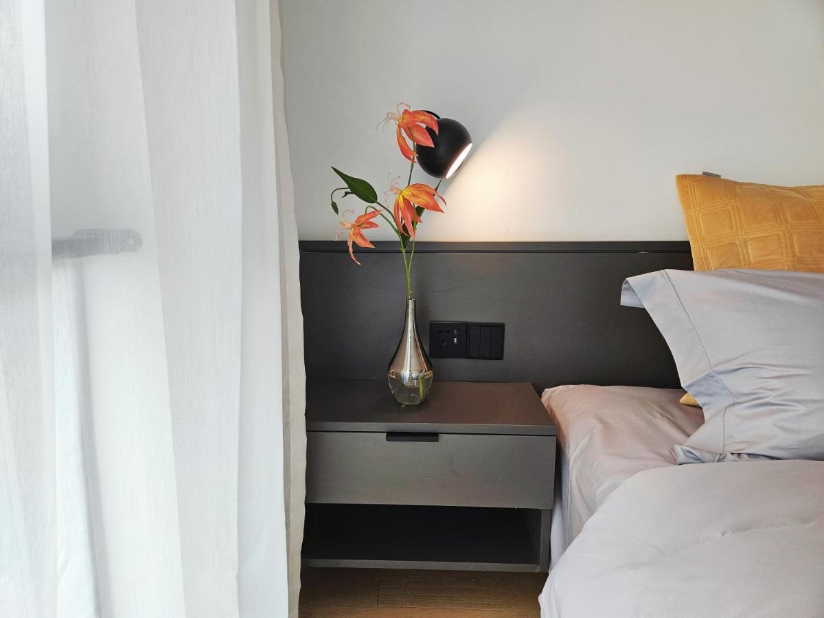 Base-Beijing Wangfujing Serviced Apartment- In Hutong &Bike Rental &Close To Forbidden City, Tian'Anmen Square &Subway Nearby &Free Coffee &Washing Machine,Kitchen &Restaurant Discount &English Speaking &High Speed Free Wifi Extérieur photo A bedside table