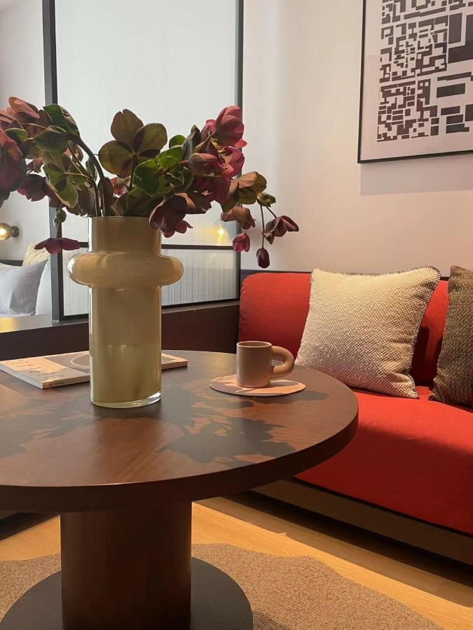 Base-Beijing Wangfujing Serviced Apartment- In Hutong &Bike Rental &Close To Forbidden City, Tian'Anmen Square &Subway Nearby &Free Coffee &Washing Machine,Kitchen &Restaurant Discount &English Speaking &High Speed Free Wifi Extérieur photo The interior of the cafe