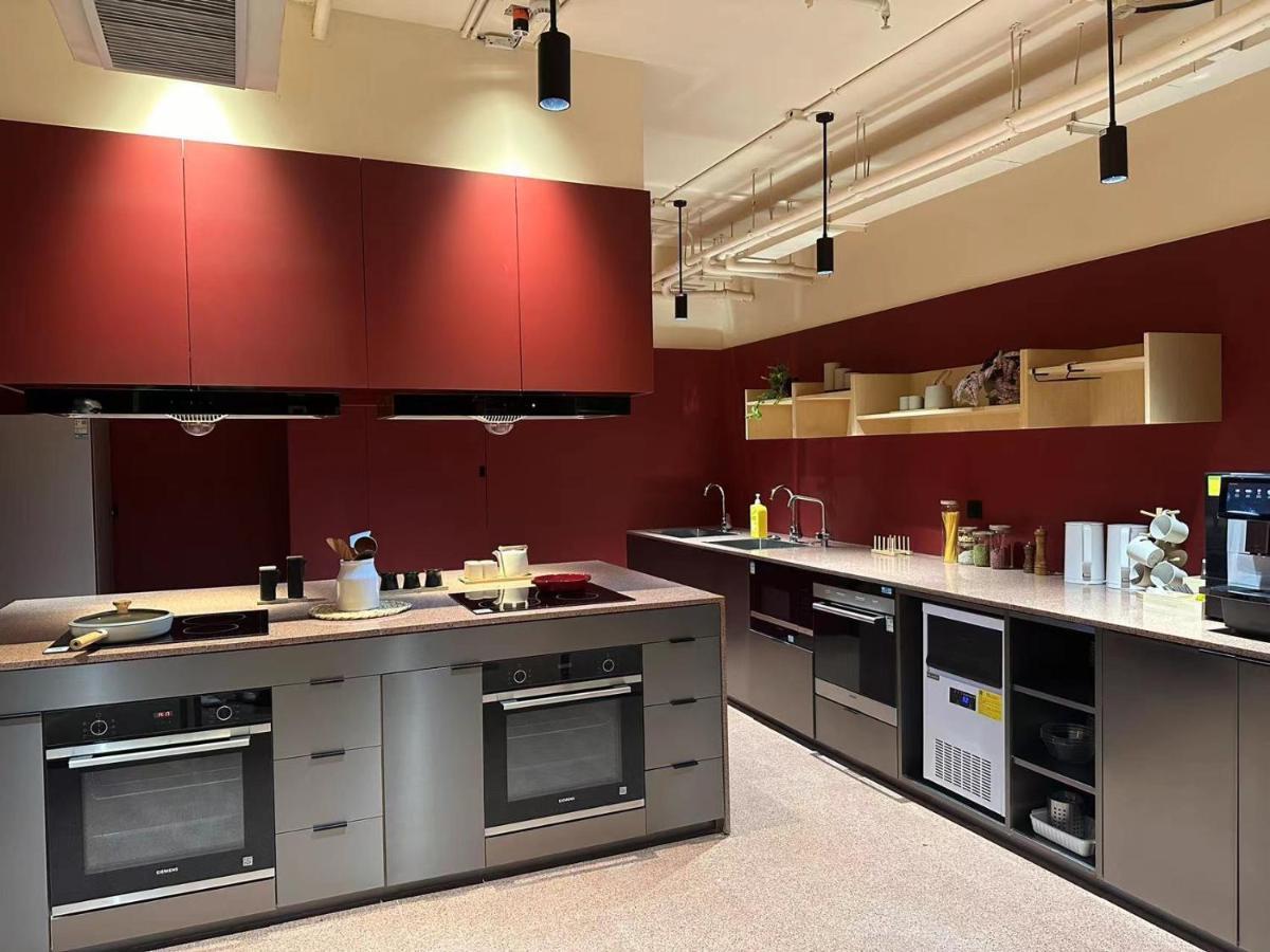Base-Beijing Wangfujing Serviced Apartment- In Hutong &Bike Rental &Close To Forbidden City, Tian'Anmen Square &Subway Nearby &Free Coffee &Washing Machine,Kitchen &Restaurant Discount &English Speaking &High Speed Free Wifi Extérieur photo A typical kitchen