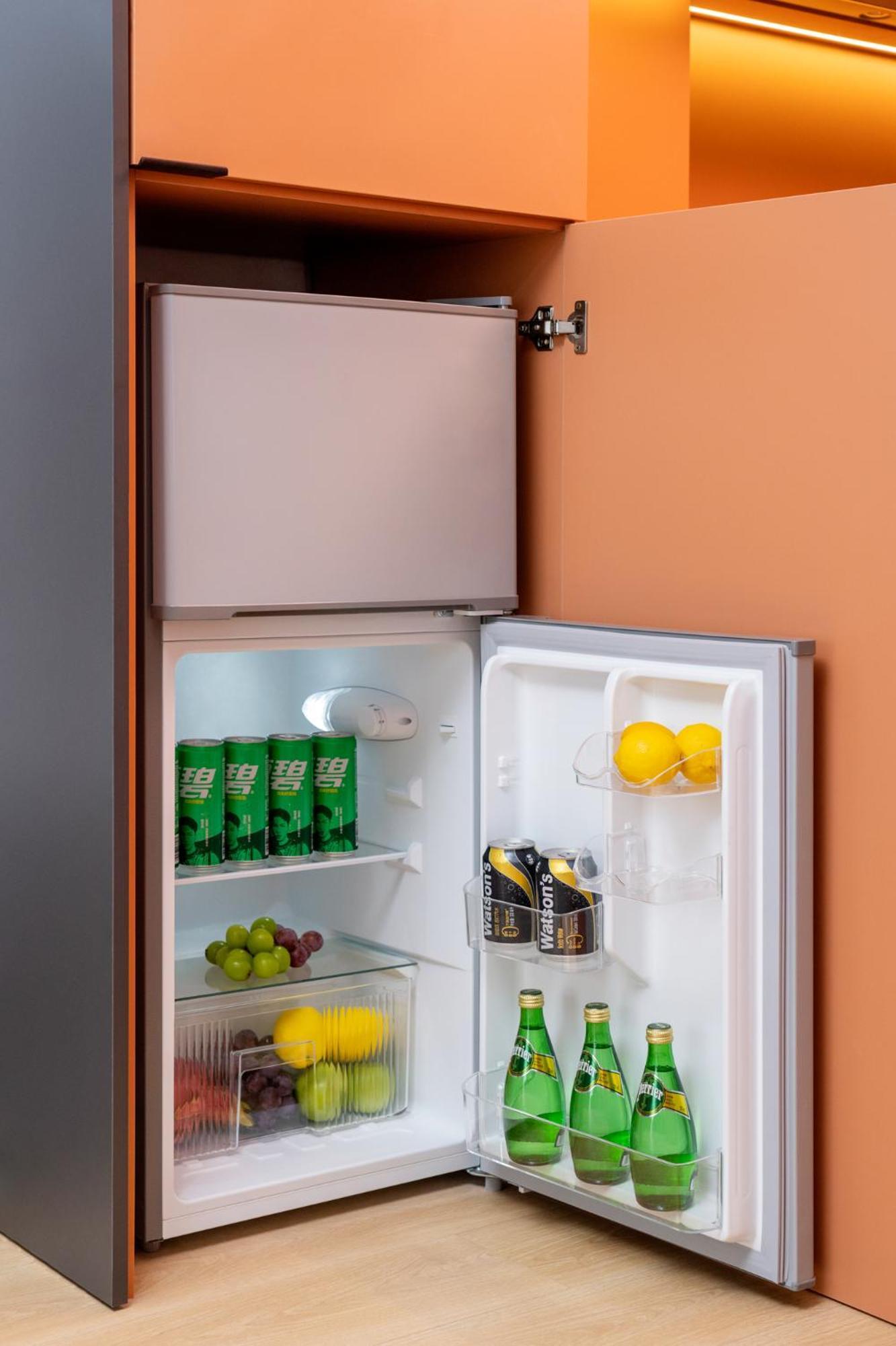 Base-Beijing Wangfujing Serviced Apartment- In Hutong &Bike Rental &Close To Forbidden City, Tian'Anmen Square &Subway Nearby &Free Coffee &Washing Machine,Kitchen &Restaurant Discount &English Speaking &High Speed Free Wifi Extérieur photo A refrigerator