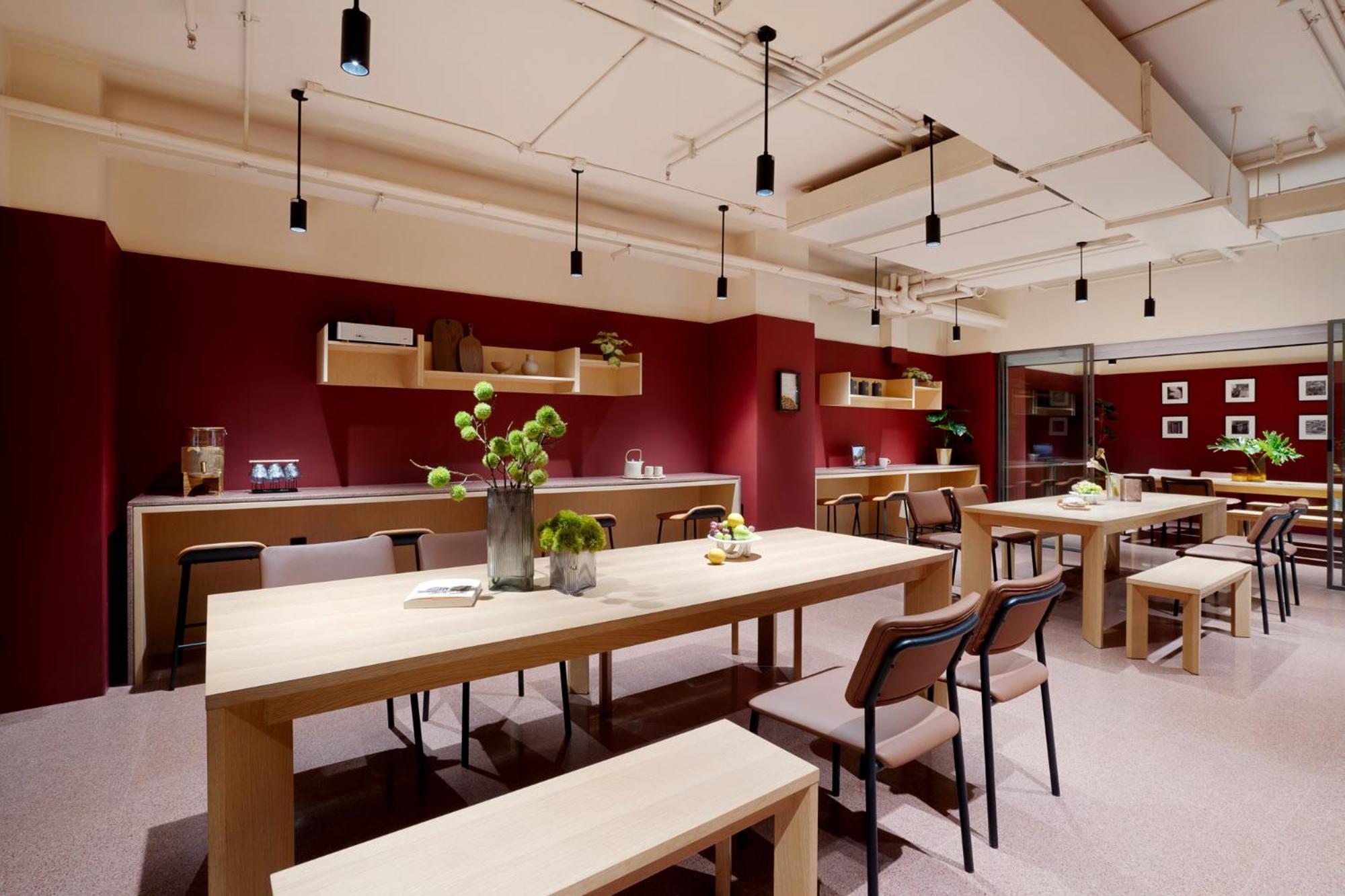 Base-Beijing Wangfujing Serviced Apartment- In Hutong &Bike Rental &Close To Forbidden City, Tian'Anmen Square &Subway Nearby &Free Coffee &Washing Machine,Kitchen &Restaurant Discount &English Speaking &High Speed Free Wifi Extérieur photo The lounge at Hong Kong International Airport