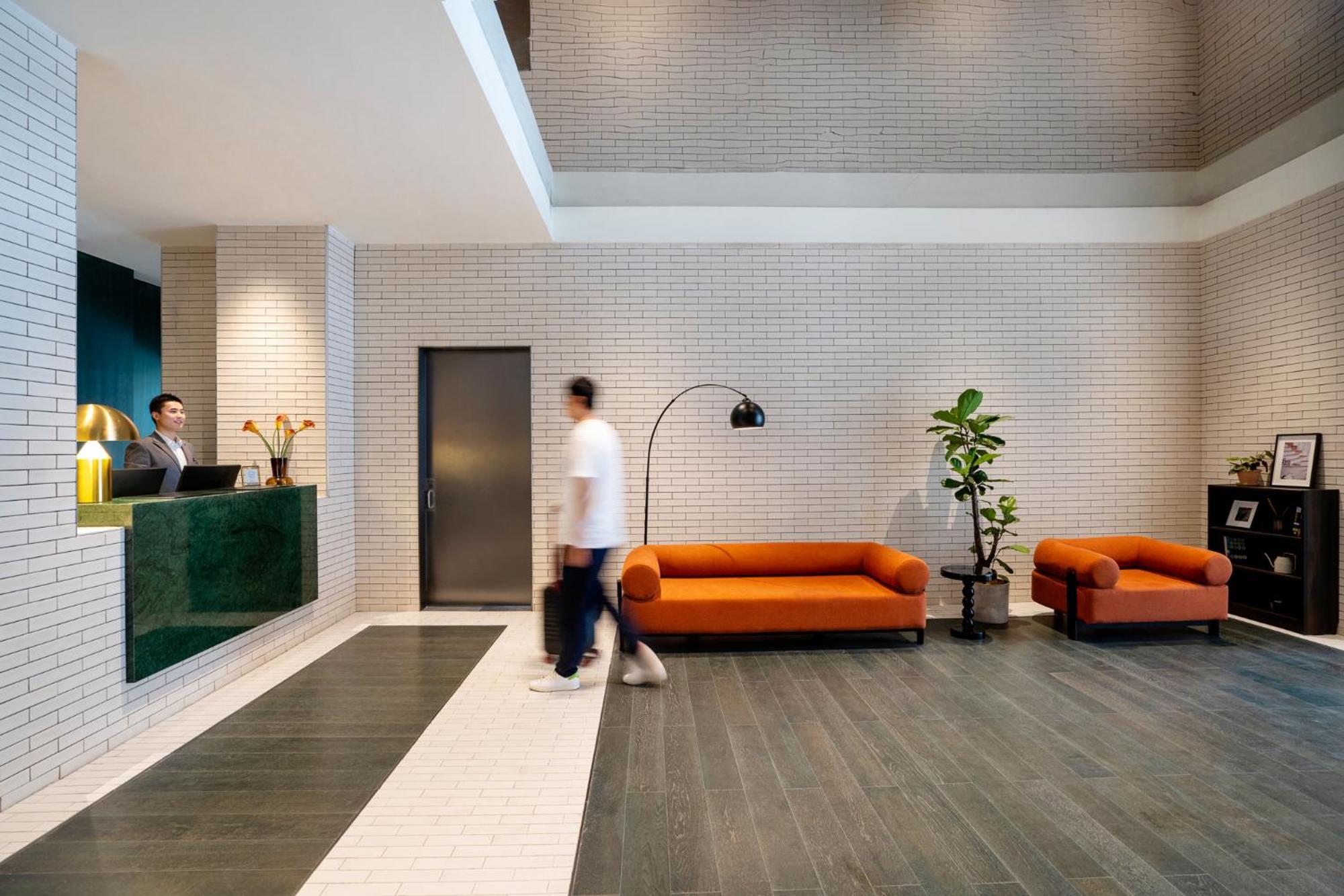 Base-Beijing Wangfujing Serviced Apartment- In Hutong &Bike Rental &Close To Forbidden City, Tian'Anmen Square &Subway Nearby &Free Coffee &Washing Machine,Kitchen &Restaurant Discount &English Speaking &High Speed Free Wifi Extérieur photo The lobby of the hotel