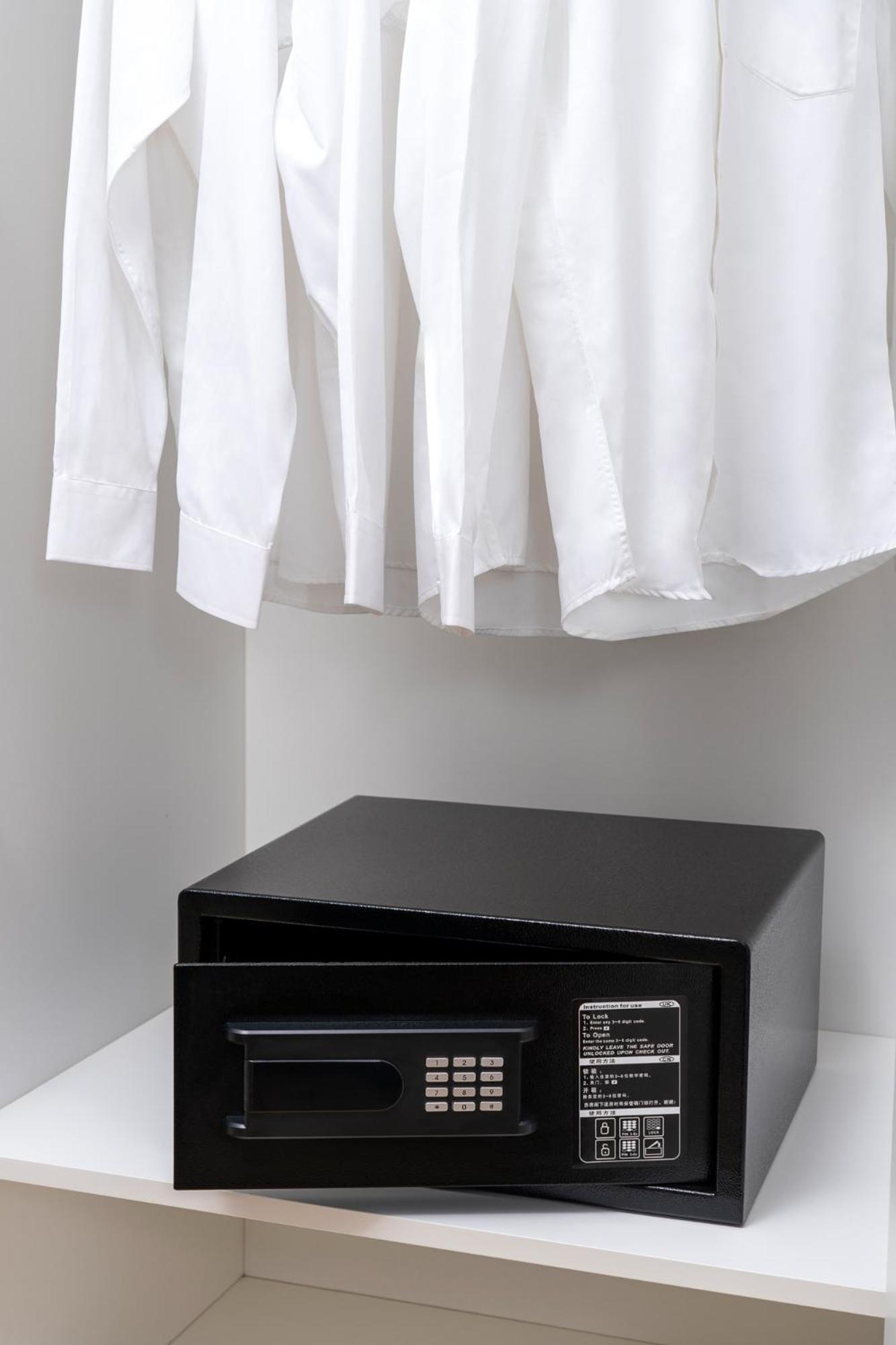 Base-Beijing Wangfujing Serviced Apartment- In Hutong &Bike Rental &Close To Forbidden City, Tian'Anmen Square &Subway Nearby &Free Coffee &Washing Machine,Kitchen &Restaurant Discount &English Speaking &High Speed Free Wifi Extérieur photo A shirt hanging on a clothes dryer
