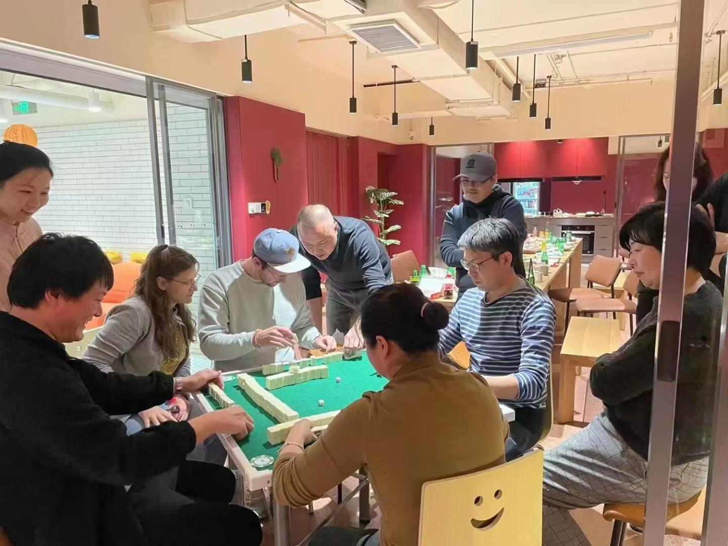 Base-Beijing Wangfujing Serviced Apartment- In Hutong &Bike Rental &Close To Forbidden City, Tian'Anmen Square &Subway Nearby &Free Coffee &Washing Machine,Kitchen &Restaurant Discount &English Speaking &High Speed Free Wifi Extérieur photo A mahjong game in progress