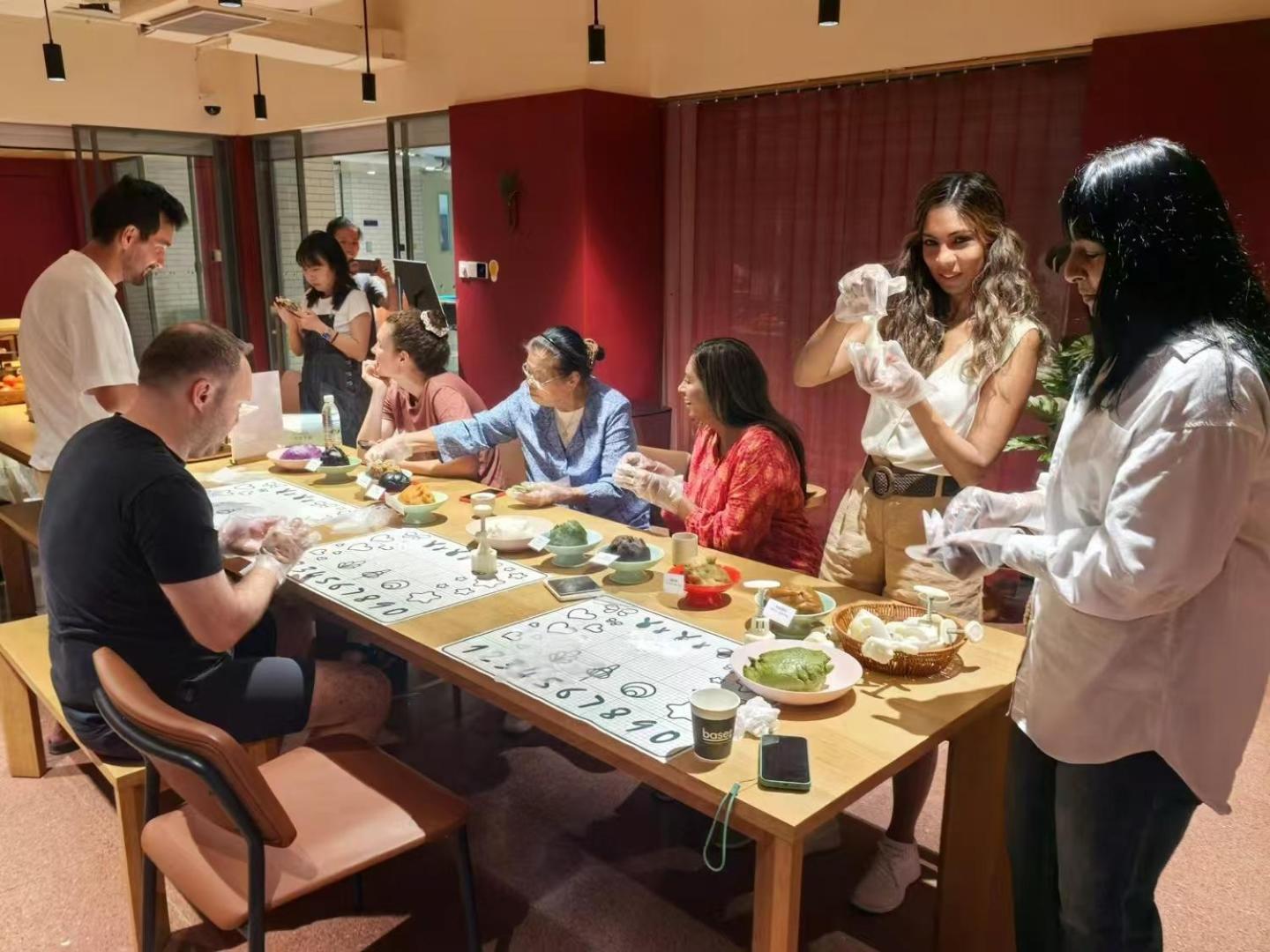 Base-Beijing Wangfujing Serviced Apartment- In Hutong &Bike Rental &Close To Forbidden City, Tian'Anmen Square &Subway Nearby &Free Coffee &Washing Machine,Kitchen &Restaurant Discount &English Speaking &High Speed Free Wifi Extérieur photo A tea ceremony at the University of Oxford