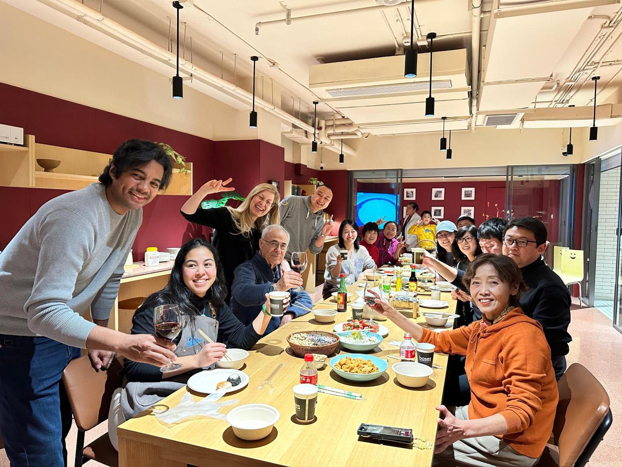 Base-Beijing Wangfujing Serviced Apartment- In Hutong &Bike Rental &Close To Forbidden City, Tian'Anmen Square &Subway Nearby &Free Coffee &Washing Machine,Kitchen &Restaurant Discount &English Speaking &High Speed Free Wifi Extérieur photo A group of students from the University of Hong Kong, 2019