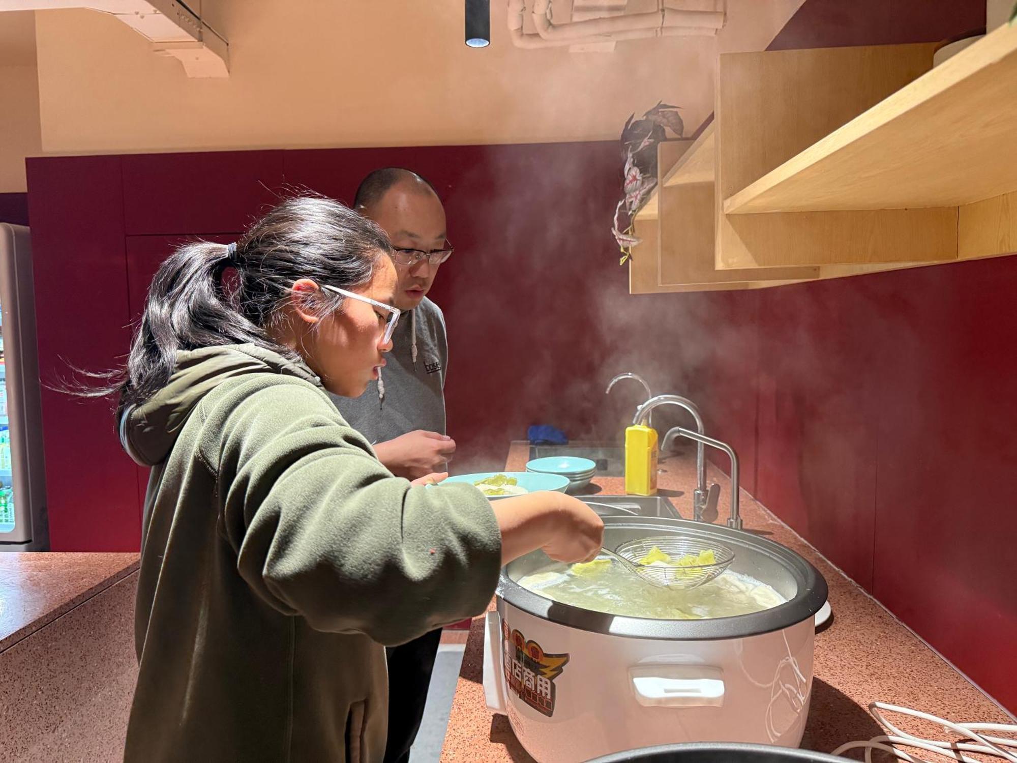 Base-Beijing Wangfujing Serviced Apartment- In Hutong &Bike Rental &Close To Forbidden City, Tian'Anmen Square &Subway Nearby &Free Coffee &Washing Machine,Kitchen &Restaurant Discount &English Speaking &High Speed Free Wifi Extérieur photo A student cooking in the kitchen