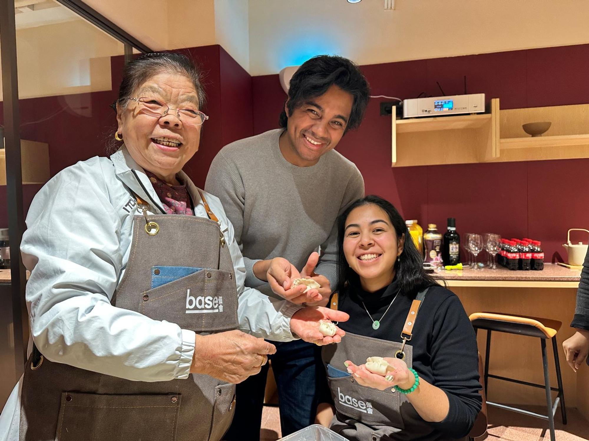Base-Beijing Wangfujing Serviced Apartment- In Hutong &Bike Rental &Close To Forbidden City, Tian'Anmen Square &Subway Nearby &Free Coffee &Washing Machine,Kitchen &Restaurant Discount &English Speaking &High Speed Free Wifi Extérieur photo A Japanese woman and two students at a cooking class